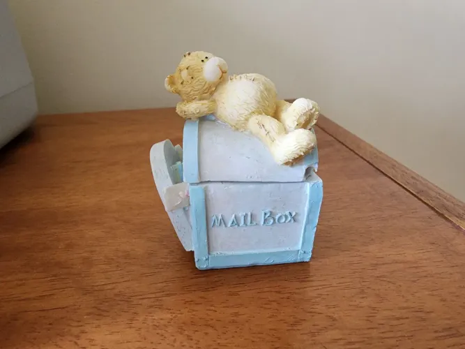 Caixinha de correio decorativa em miniatura com urso de pelúcia em resina.