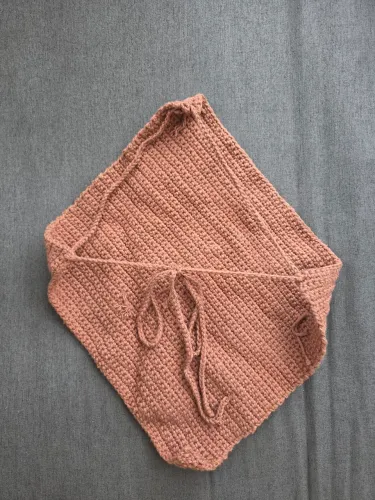 Blusa de crochet assimétrica