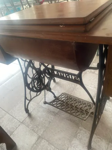 Gabinete de máquina de costura antigo