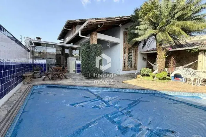 Casa de 04 quartos à venda no Caiçara!