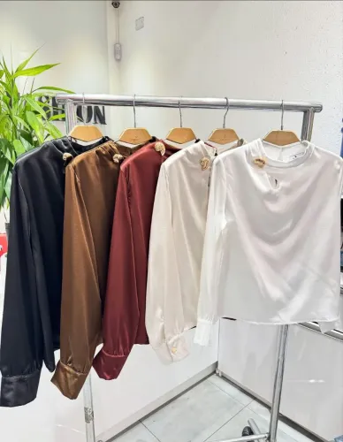 BLUSA NOVA NA ETIQUETA EM CETIM