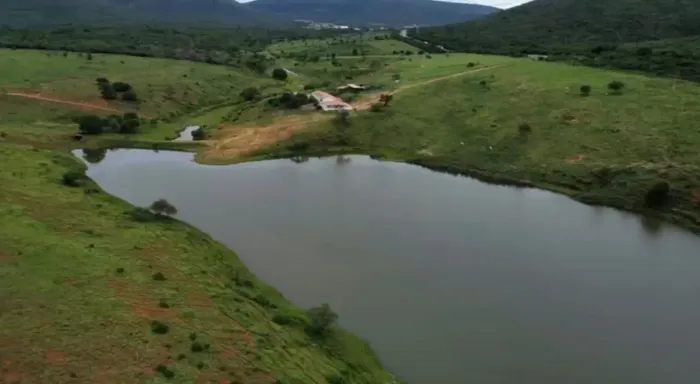 Brilhante fazenda de 2055t'  casa sede' curral'  rios' represa frente da Br 116 Sul