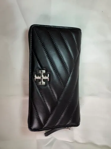 Carteira Tory Burch Kira Chevron Continental em Couro Preto (Zíper Prateado) - Impecável /