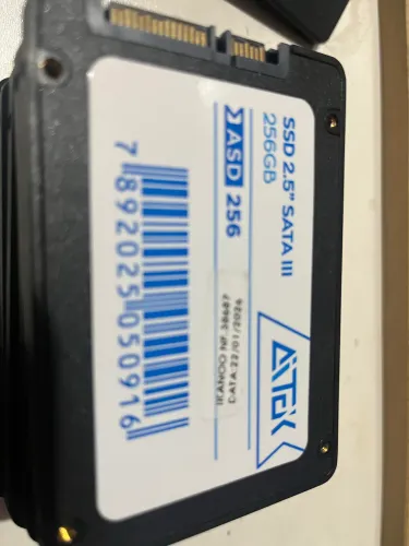 Dez SSDs SATA III de 2.5 polegadas da marca Aitek