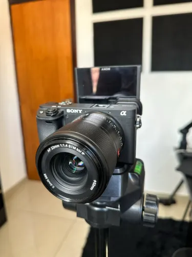 Câmera Sony 6400 com lente