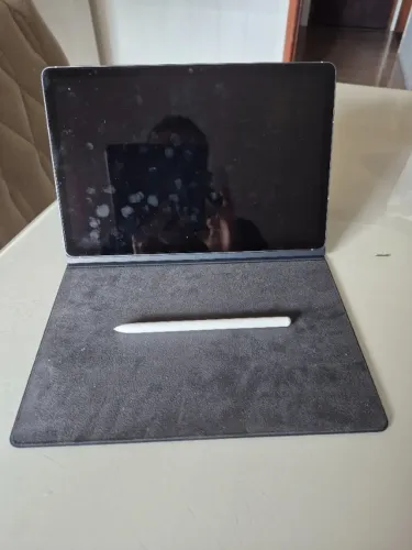 Galaxy Tab S10 FE 5G (modelo SM-X526B) na cor cinza, equipado com 8 GB de RAM e 128 GB de