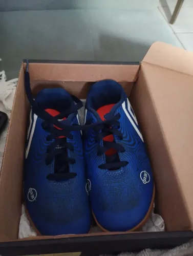 Vendo uma chuteira número 31 da umbro usada apenas 1 vez por 120.00 reais