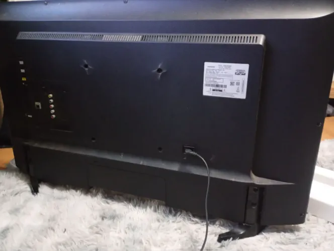Vendo tv quebrada para o aproveito de peça