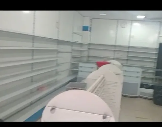 Vendo expositor para drogaria, balcão de atendimento, balcão de caixa e lote medicamentos