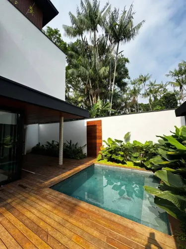 Casa à Venda em condomínio fechado na praia da Barra do Sahy