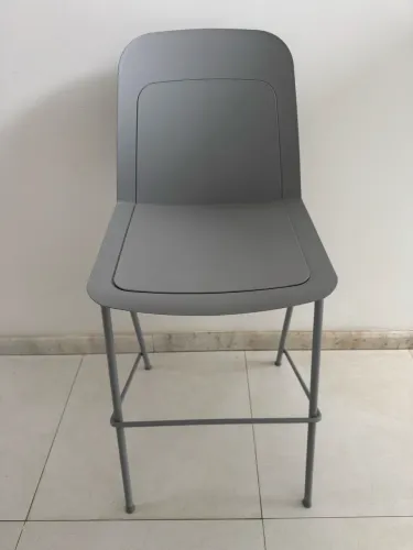 banqueta cinza polipropileno encosto arredondado estrutura metálica monocromática