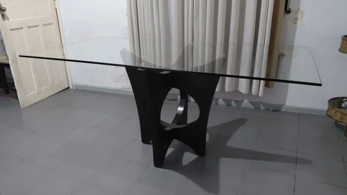 Mesa de Jantar de 6 Lugares com Tampo de Vidro e Base de Madeira