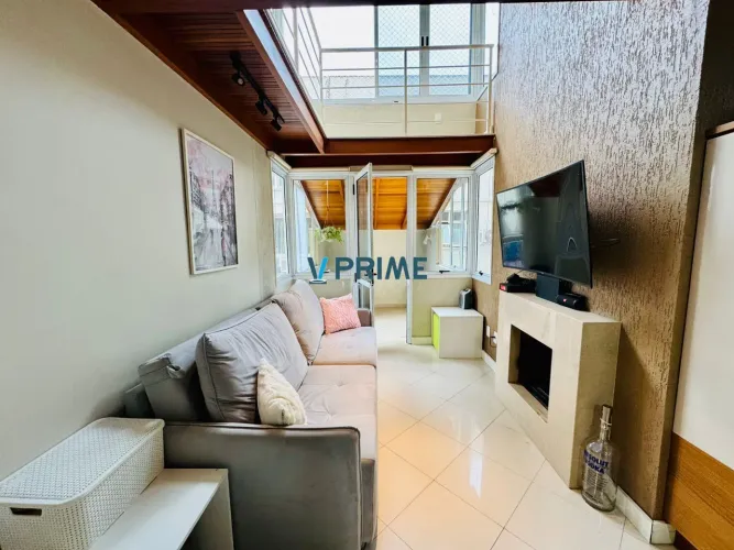 Duplex na Bela Vista, 2 dormitórios com espaço para home office, lareira e 2 vag
