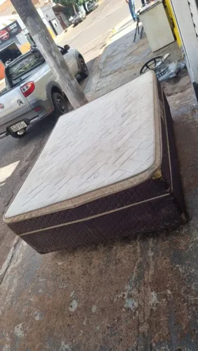 Cama casal molas bem confortável com marcas de uso ((ENTREGO GRATIS))