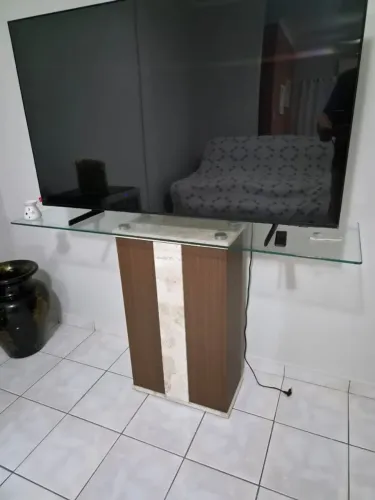 Aparador de vidro com base de mármore travertino com acabamento em madeira to
