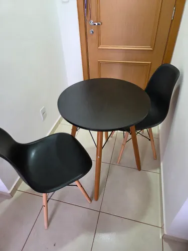 Mesa Redonda 60cm Preta + 2 Cadeiras Eiffel Wood - Novíssimo!