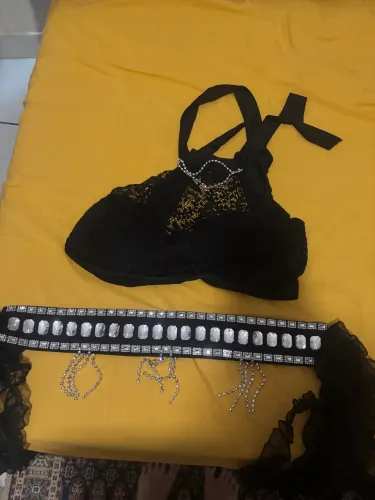 Figurino dança do ventre top e cinturão Preto com renda e brilhos