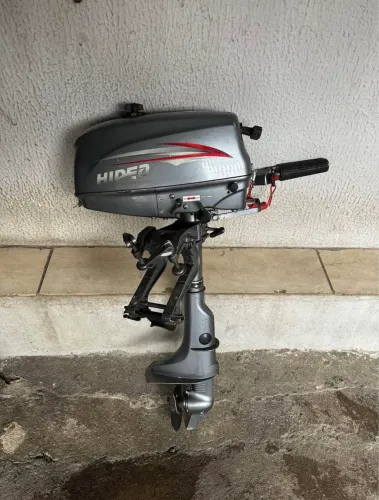 Bote inflável com motor 