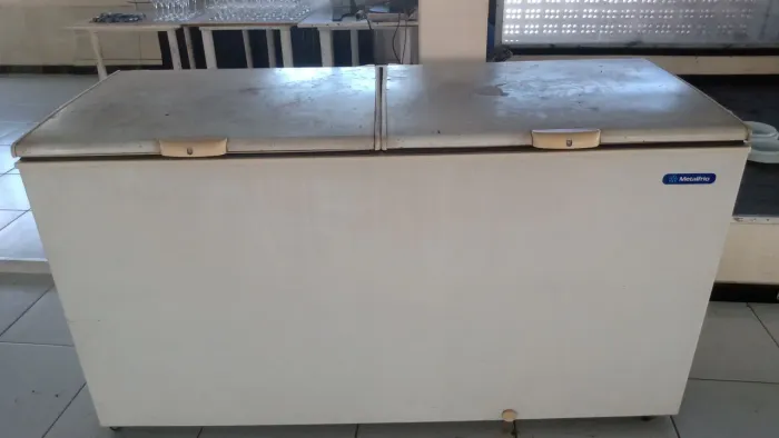 Freezer 2 tampas faltando colocar só gás 
