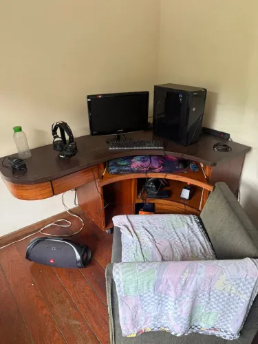 Vendo mesa de escritório formato L, em madeira maciça