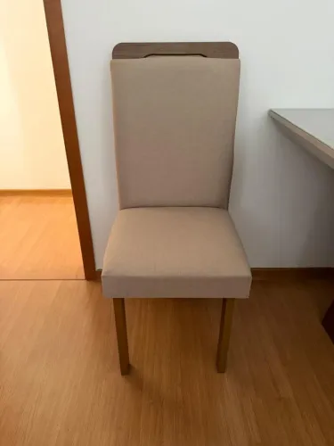 Vende-se mesa de 4 cadeiras novinha