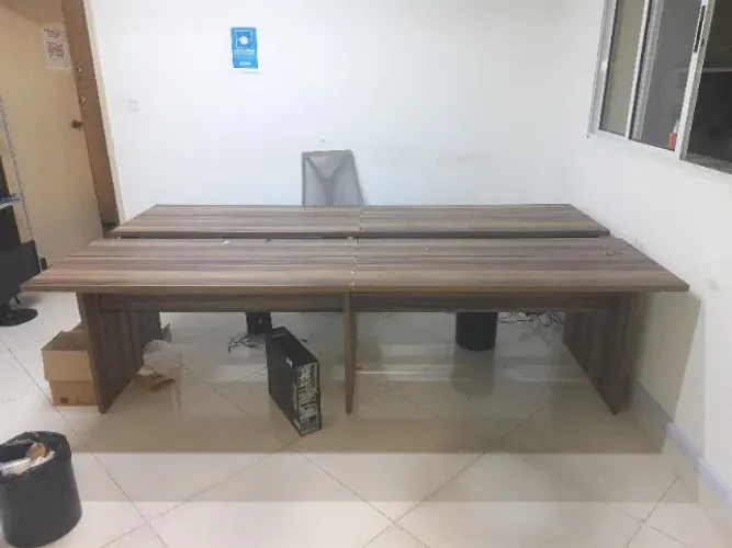 Mesa de Escritório 4 Lugares com Passagem para Cabeamento - Madeira Amêndoa
