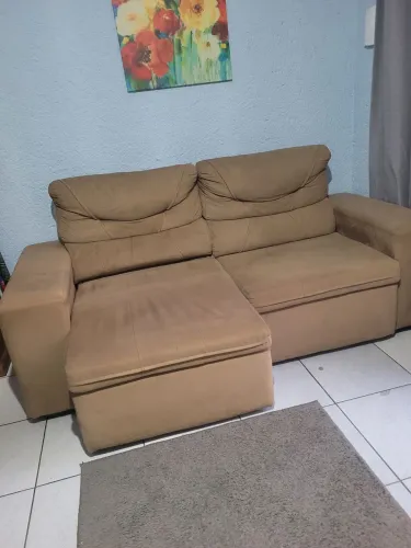 Sofá retrátil acompanha almofada. Retirar no local