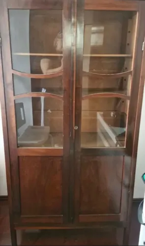 Vendo antiga cristaleira duas portas de madeira