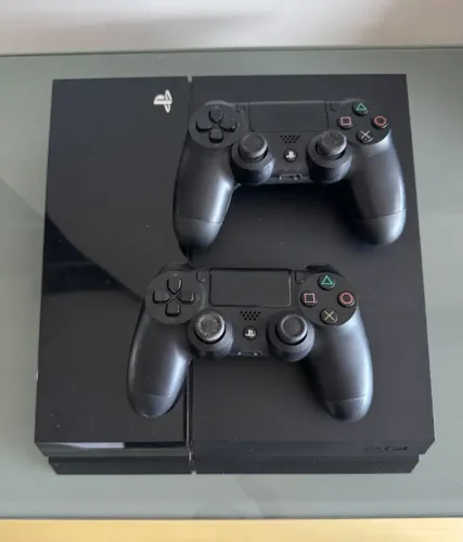 PLAY STATION 4 JET BLACK POUCO USADO