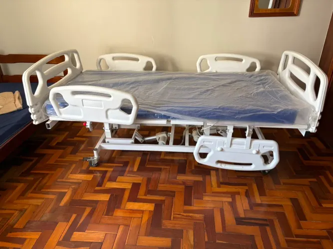 Cama hospitalar elétrica com colchão