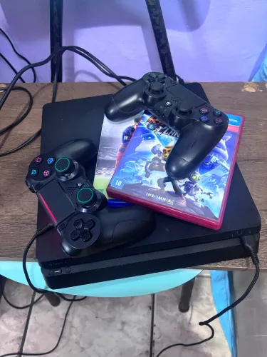 Ps4 Slim + 2 controles e 2 jogos em Cd!