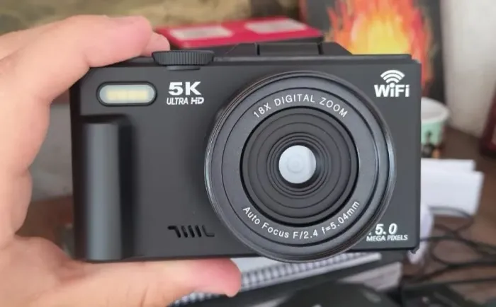 Câmera Digital 75 MP com Resolução 5K e Zoom Digital 18x