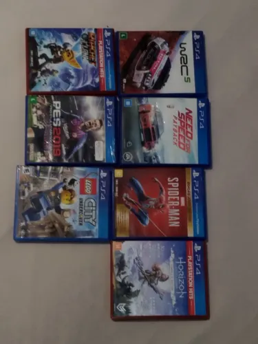 8 Jogos de ps4 semi novo