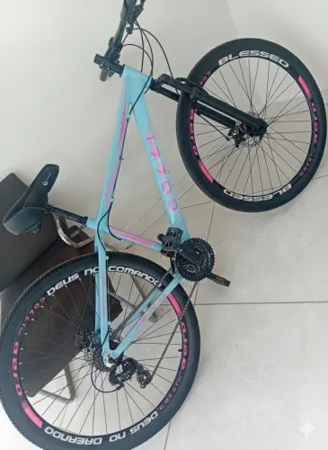 Bicicleta Colli Aro 29 - Câmbios Shimano, 21V e Freio a Disco (Estado semi nova)