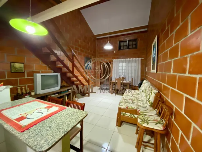 Sobrado a venda em condomínio / Martim de Sá / Piscina / 01 dormitório / 52m² de construçã