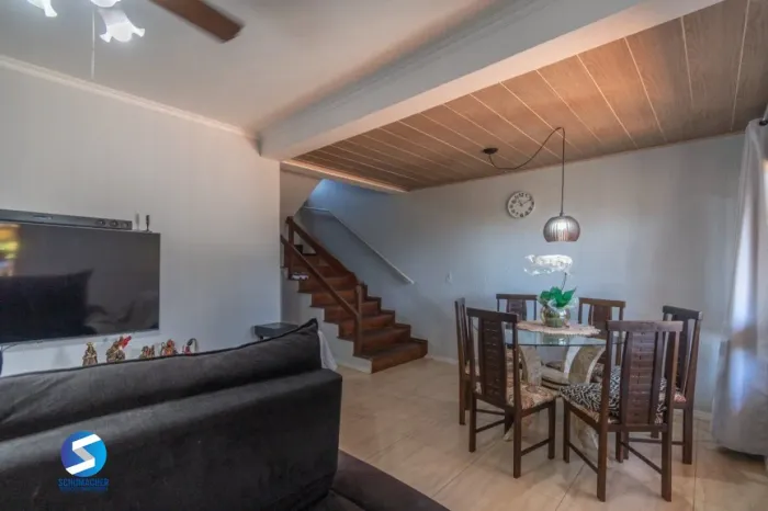 Casa com 2 quartos, 2 vaga, sacada e churrasqueira no bairro Costa e Silva