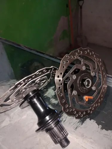 Par de cubo Boost 28 furos com disco Shimano