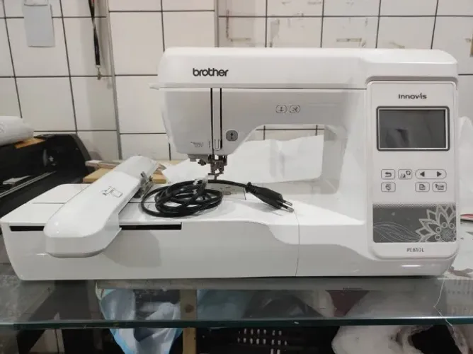 Máquina de Bordar Bordadeira Brother PE810L