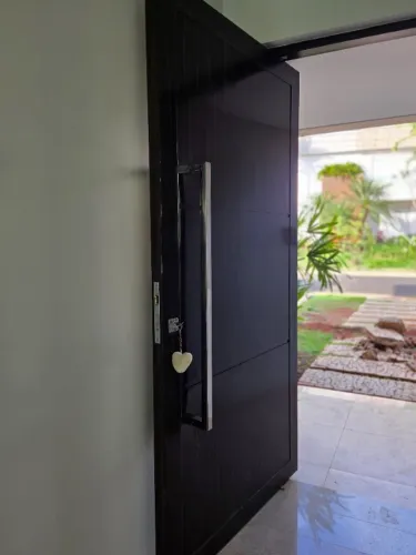 Porta de ACM -2.3x1.22m pivotada na cor madeira escura