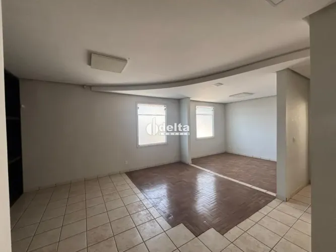 Loja disponível para locação e venda no bairro Centro em Uberlândia-MG.