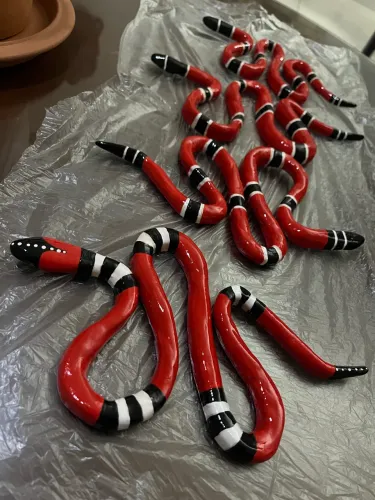 Cobra coral de cerâmica
