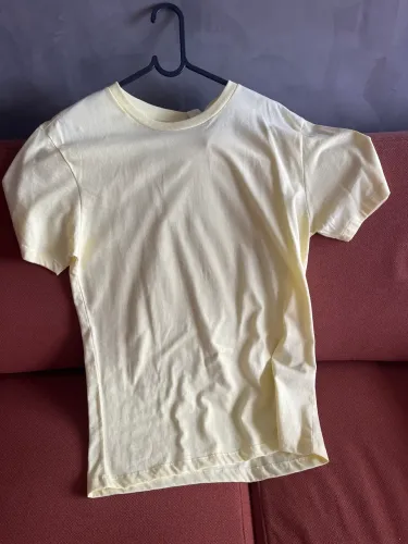 Camisa levi?s amarela ainda com etiqueta (negocia o valor)