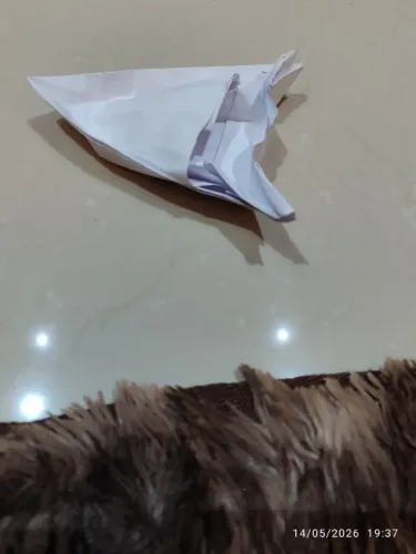 Lancha de papel que flutua