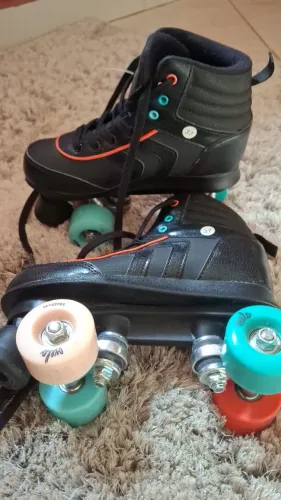 Patins Quad preto, com rolamento de aço + kit proteção 