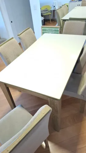 Vendo conjunto de jantar, mesa 1.60x90cm com 6 cadeiras