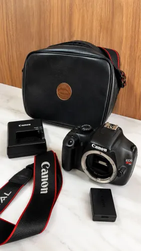 Canon EOS Rebel T3 DSLR + Bateria + Carregador + Case - SEM LENTE