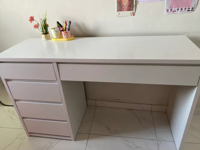 escrivaninha branca com gavetas