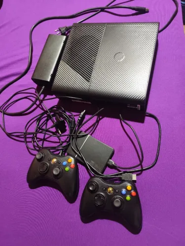 Xbox 360 slim muito conservado, 2 controles novo, 1 HD com 104 jogos.