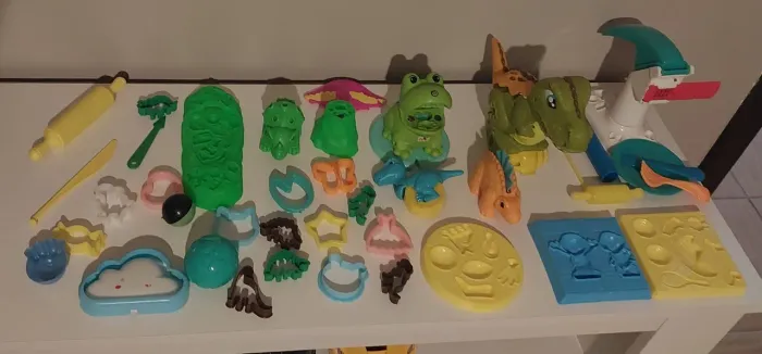 Brinquedos de massinhas diversos, totalizando 40 peças 
