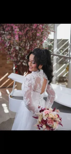 Vestido de Noiva Importado Princesa com Gola Alta e Cauda Bordada